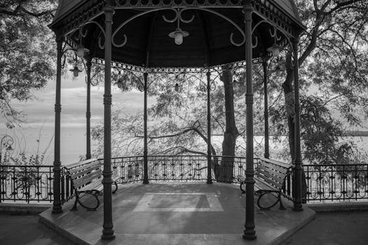 Membuat Gazebo Yang Aman dengan Atap Spandek Bening sebagai Pelindung